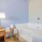 Super 8 by Wyndham Toledo - Toledo