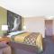 Super 8 by Wyndham Riverton