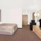 Super 8 by Wyndham Bloomfield