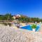 Foto: Seaside luxury villa with a swimming pool Cove Siroka, Ciovo - 11749 15/21