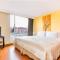 Lloyds Apartasuites Parque 93