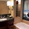Jin Jiang West Capital International Hotel the Bell and Drum Tower Muslim quarter & Metro Line 6 & indoor swimming pool & self-service free laundry room