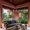 Foto: Chic Jungle 2 BR Condo by Happy Address 14/26