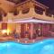 VILLA VITTORIA with PRIVATE HEATED SWIMMING POOL COMPLETE WITH HIDROMASSAGE FOR EXCLUSIVE USE , SEA VIEW, 150 METERS FROM THE BEACH - Torre delle Stelle