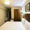 8 Rooms Hotel