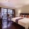 Smiling Deluxe Hotel