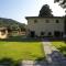 CASALE LA FATA -tipico toscano immerso nelle colline tra Lucca e Versilia, 6 appartamenti indipendenti