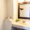 Vineyard Court Designer Suites Hotel