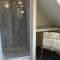Three-Bedroom Old Cottage Free Parking