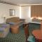 Econo Lodge Inn & Suites