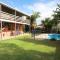 Foto: 21 Kurrawa Drive - Pet friendly family home with balcony overlooking swimming pool