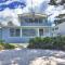 Foto: 'The Beach House' 169 Soldiers Point Road - right on the waterfront 1/12