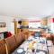 ROUND PARK- Private and spacious family bungalow with parking