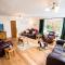 ROUND PARK- Private and spacious family bungalow with parking