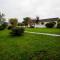 ROUND PARK- Private and spacious family bungalow with parking