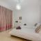 Luxury Apt with Side Seaviews and Pool, Best Location