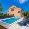 Three-Bedroom Apartment Mir with Private Infinity Pool