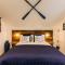 The Lighthouse Penthouse, Studio and Holiday Home