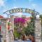 Cavos Bay Hotel & Studios