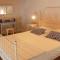 Dolphin Guest House and Studios - Tochni
