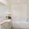 Byron Bay Accom Unit 2 8 Lawson Street, Byron Bay - Absolute Solace