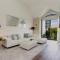 Designer Penthouse 2 Bedroom with Balcony Beverly Hills Adjacent