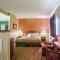 Econo Lodge Inn & Suites
