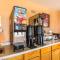 Econo Lodge & Suites