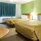 Econo Lodge & Suites