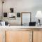 Econo Lodge & Suites Grand Rapids Airport