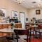 Econo Lodge & Suites Grand Rapids Airport