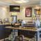 Econo Lodge Inn & Suites Joplin - Joplin