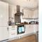 2 Bedroom 2 Bathroom Apartment in Central Milton Keynes with Free Parking and Smart TV - Contractors, Relocation, Business Travellers