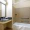 The Oaks Hotel & Suites