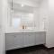 4 Bedroom Inner City Townhouse - SLEEPS 9 !!