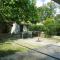 Maison avec jardin sur une colline