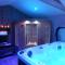 Suite luxe avec sauna et jacuzzi privée - Lambesc