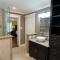 350k Home, 5 BDR, Up to 16 guest, Middle of Town - Templar