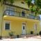 Yellow Apartmanház