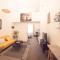 Foto: Heart of Downtown - Large Chic Industrial Style Apartment