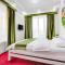 WHITE HOTEL & HOSTEL