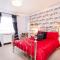 Riverbank View Three Bedroom Apartment with Free Parking