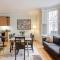 Relaxing and Spacious Kensington Apartment with Patio