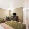 Econo Lodge Inn & Suites I-35 at Shawnee Mission - Overland Park