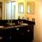 Charred Oaks Inn - Versailles