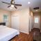 Hackberry St #A Renovated 2BR/2BA Near Downtown