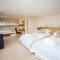 Stunning Spacious Central Apartment near Parade Gardens