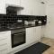 Arma Short Stays 122 - Spacious 3 Bed Oxford House Sleeps 5 - FREE PARKNG For 2 Vehicles - Large Garden
