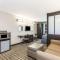 Microtel Inn & Suites by Wyndham Spring Hill/Weeki Wachee - 维基瓦治
