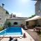 LA DEMEURE Bed and Breakfast